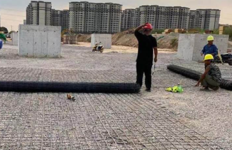 原阳土工格栅铺设前地基要怎么处理？